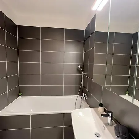 3br Stadium Getaway - Parking Apartment Pressburg